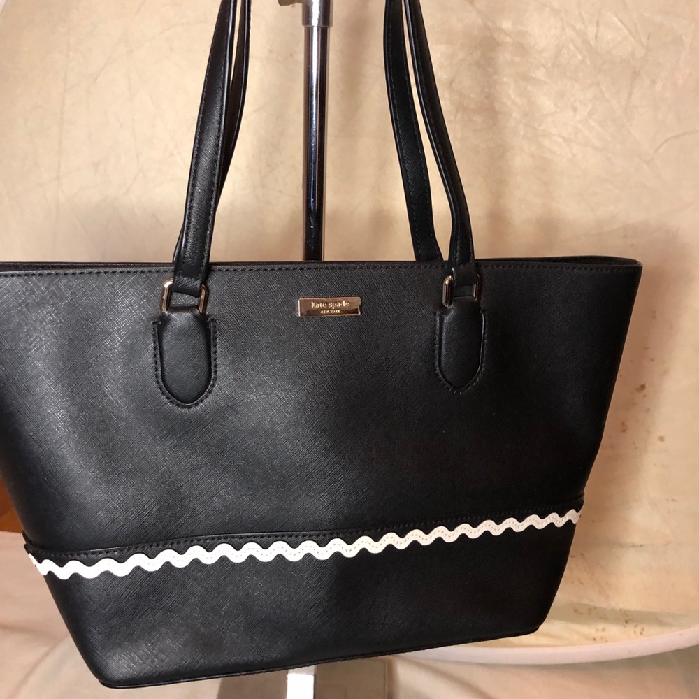 Kate Spade Laurel Way Ric Rac Large. Saffiano Leather. Storybook Lining